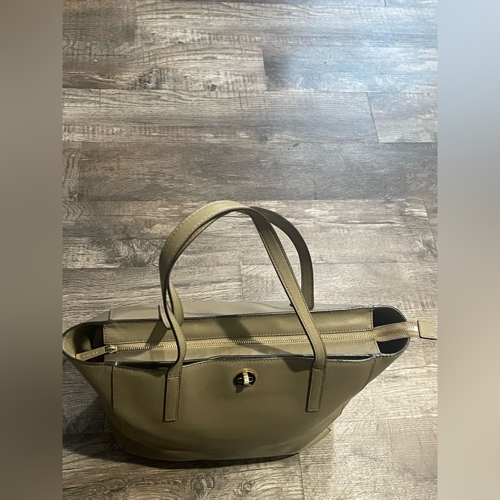 Michael Kors Elegant Tan Leather Tote Bag - Picture 7 of 10